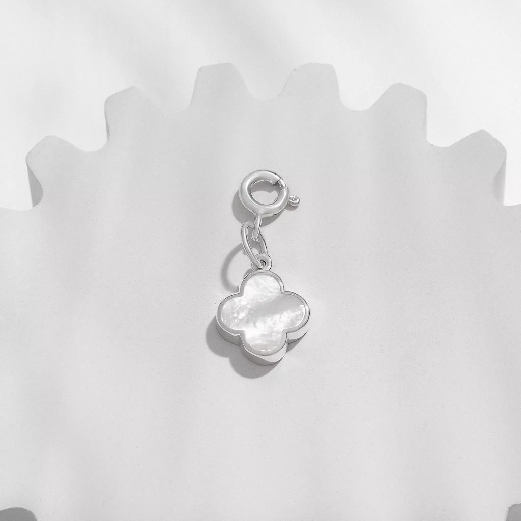Подвеска клевер с белым перламутром (на карабине) (Ag 925)