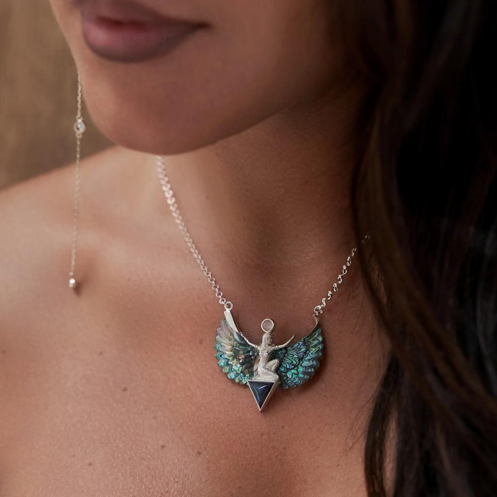 Колье Исида с крыльями из бежевого перламутра