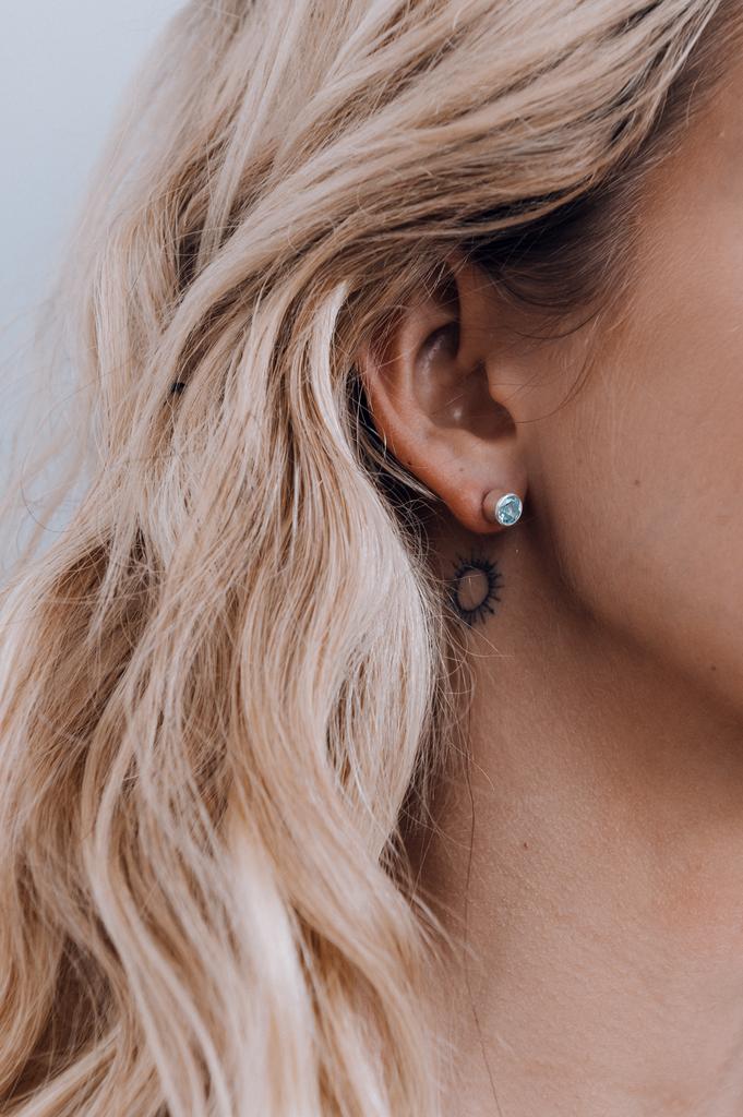 Гвоздики с круглым топазом Sky (фасет) (Ag 925)