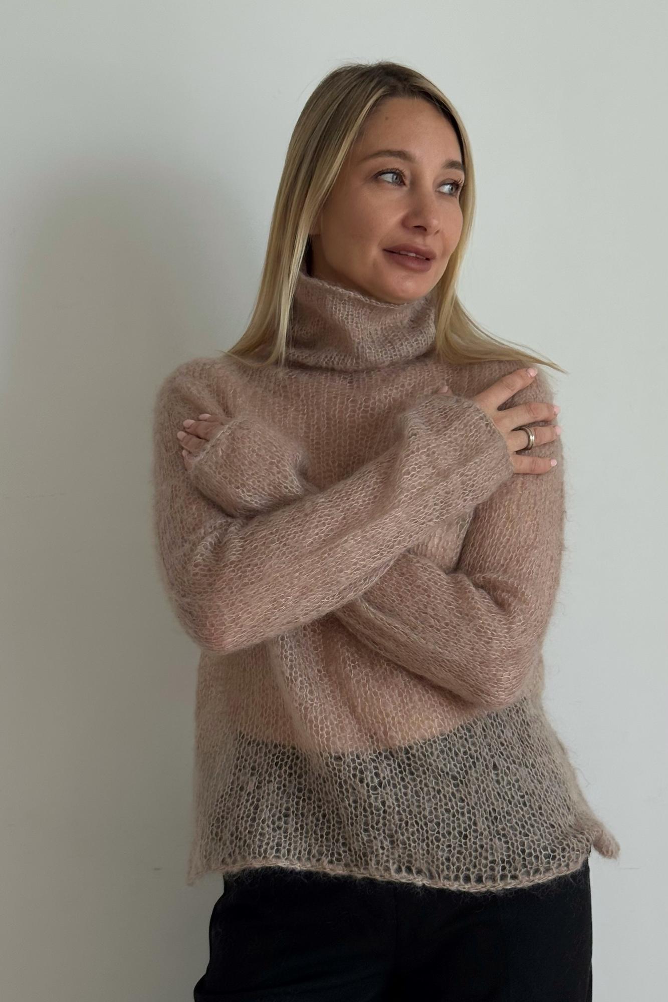 Паутинка с горлом коричнево-бежевая