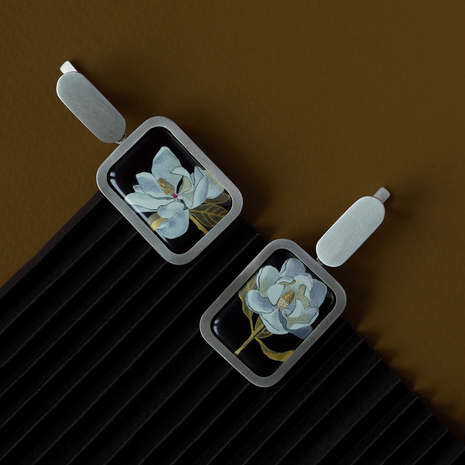 Серьги с горячей эмалью МАГНОЛИЯ БЕЛАЯ на заказ