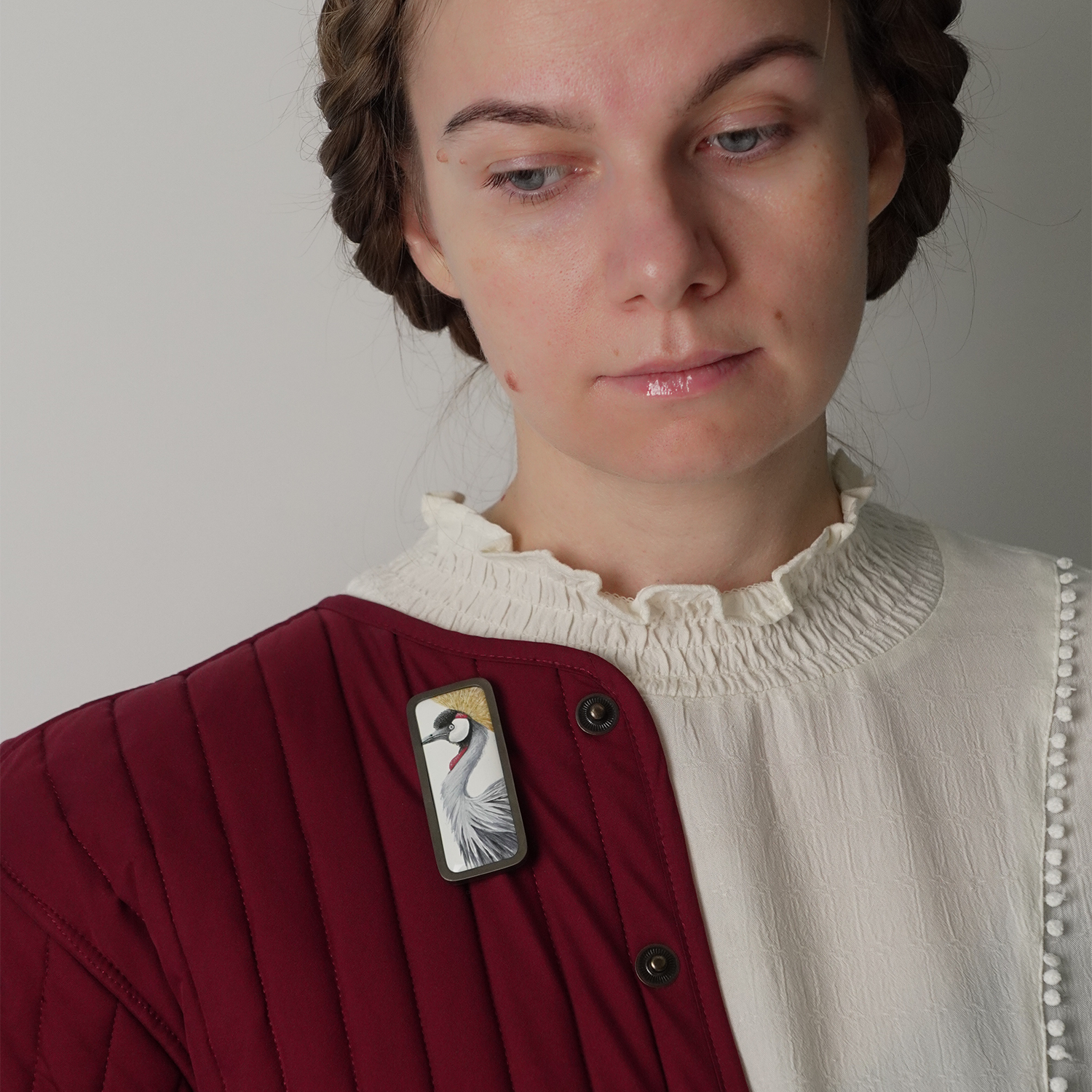 Брошь-подвеска с горячей эмалью Венценосный журавлик