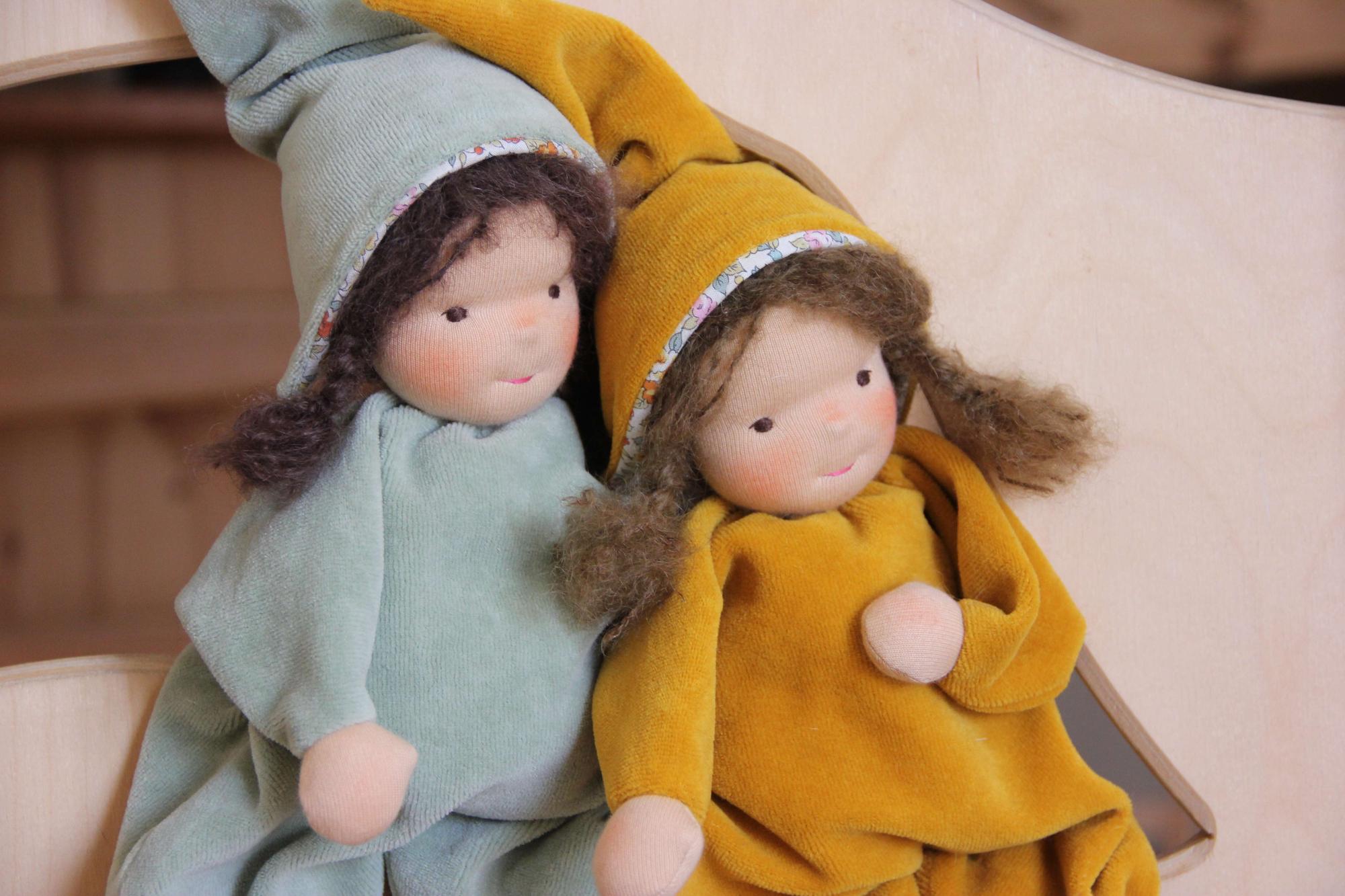 Кукла в гномичьей шапочке 28 см