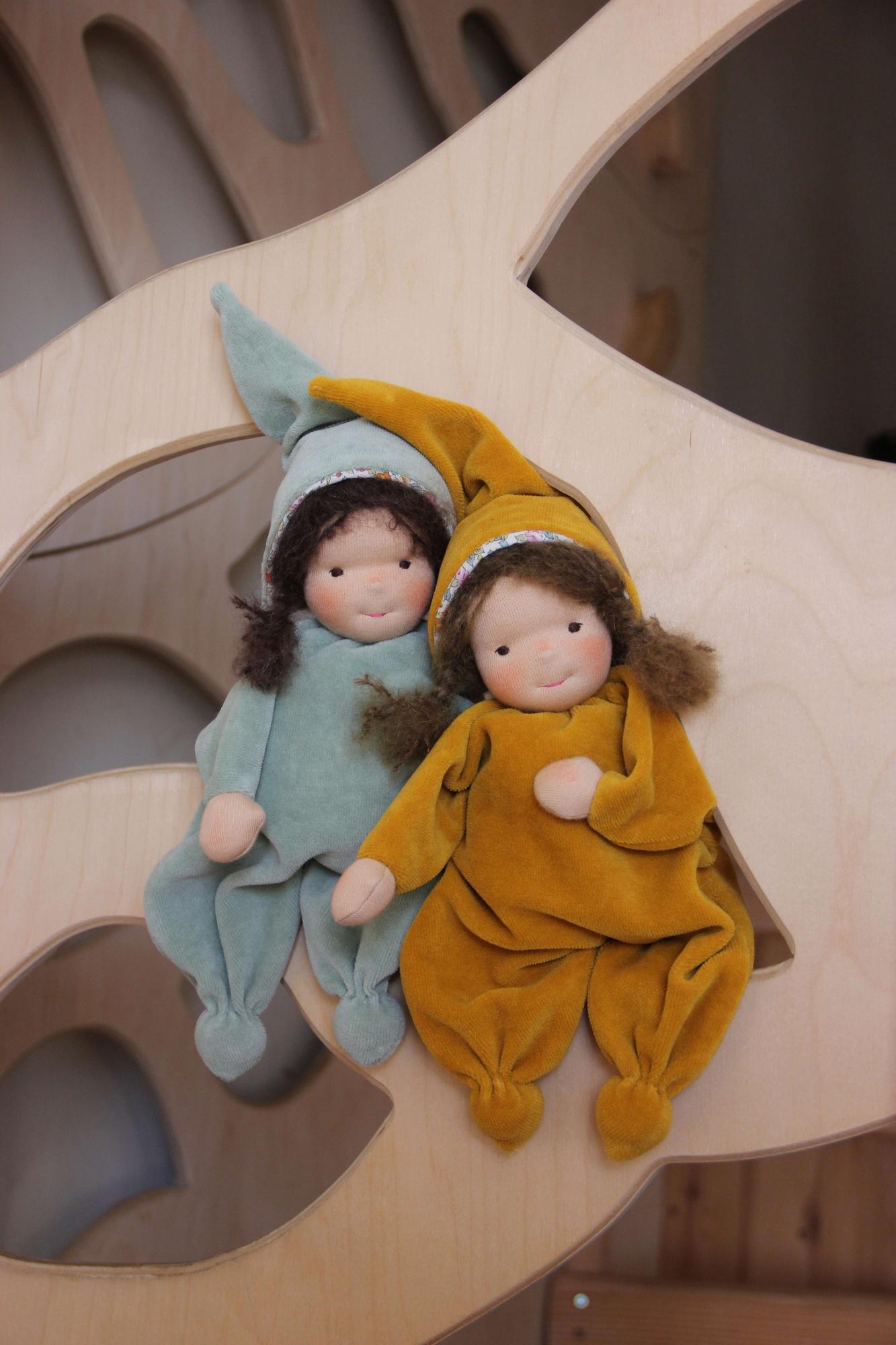 Кукла в гномичьей шапочке 28 см