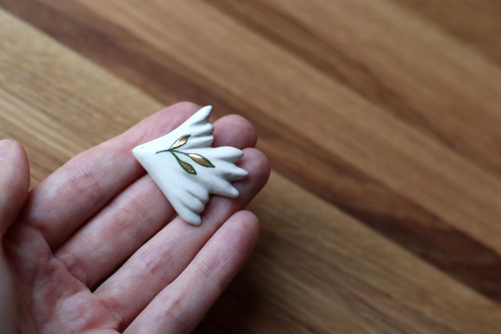 брошь "Белая птица с рисунком"