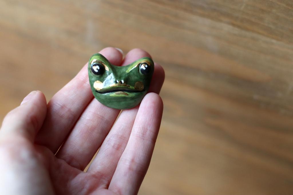 брошь "Лягушка"