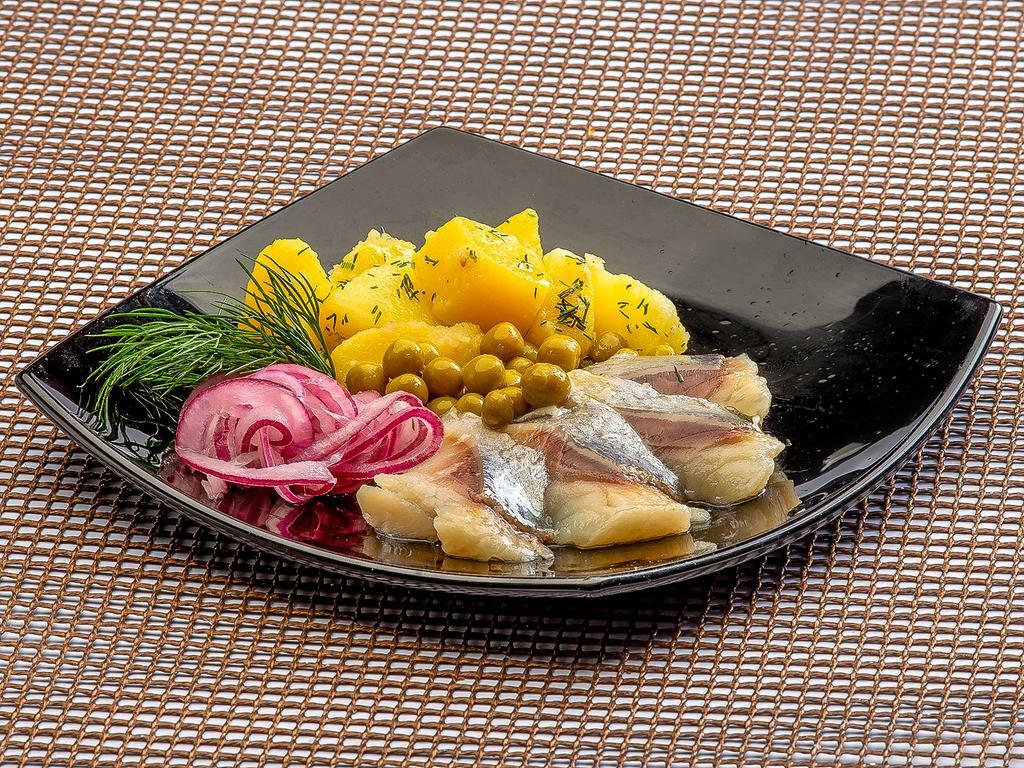 Филе сельди с овощным гарниром и красным луком