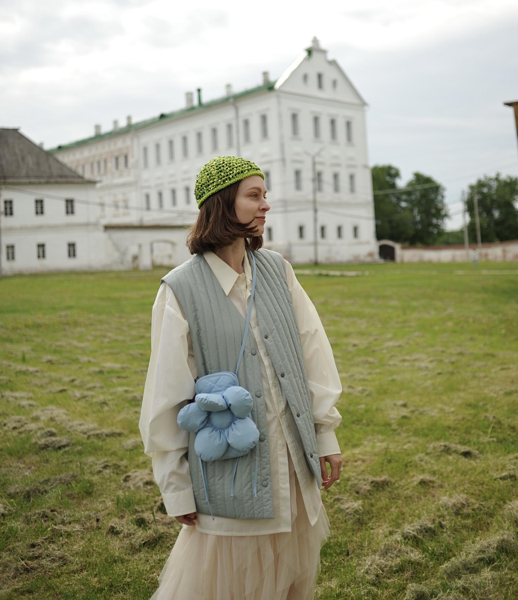 Шапочка из хлопка с пайетками салатная