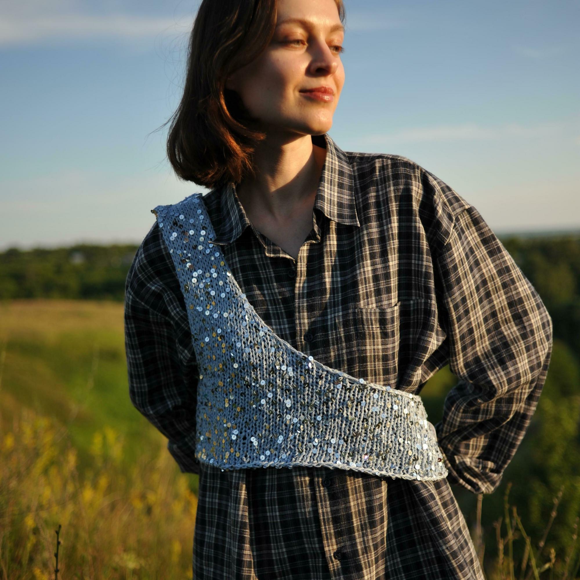 Топ на одно плечо с пайетками голубой