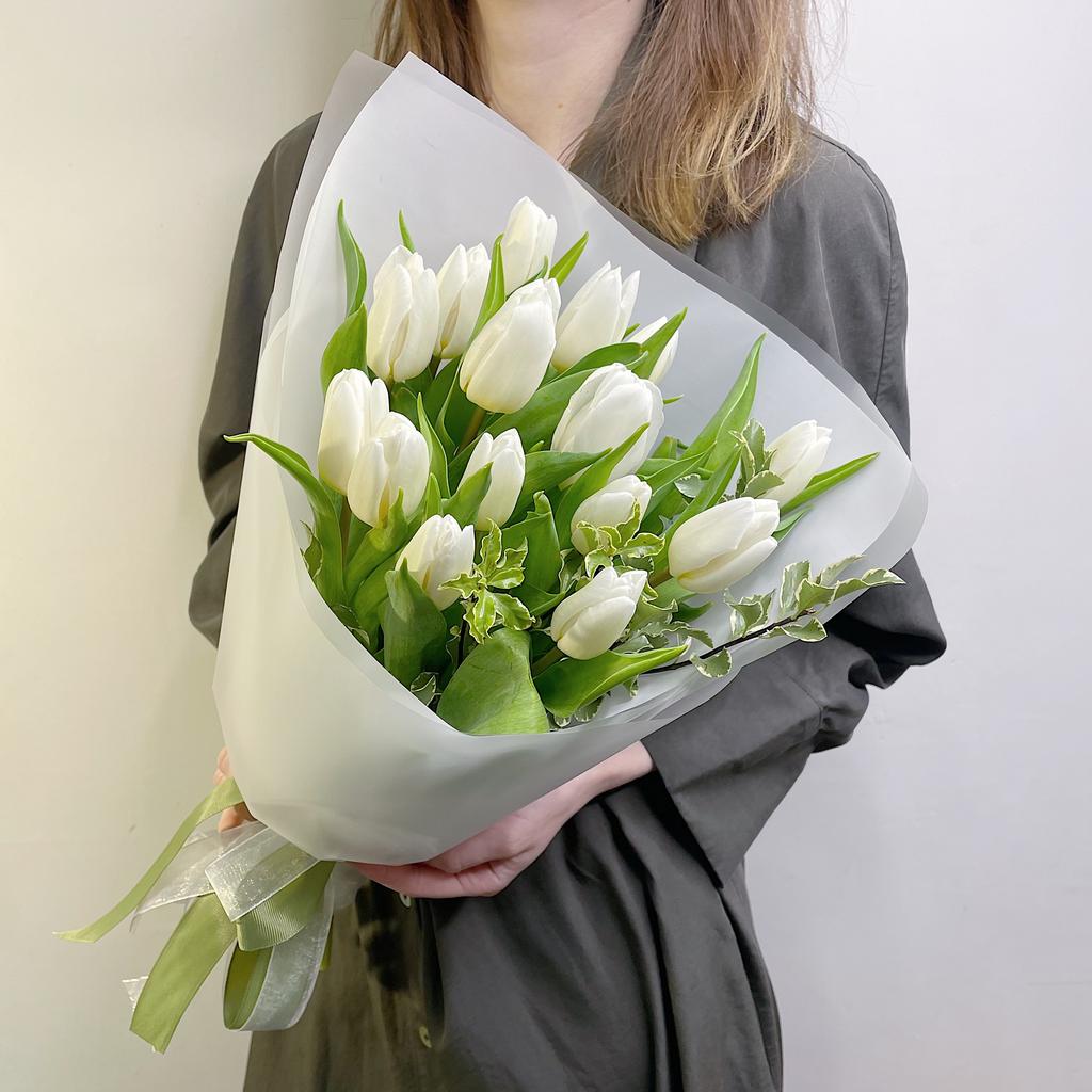 Венера Милосская (Букет из белых тюльпанов)