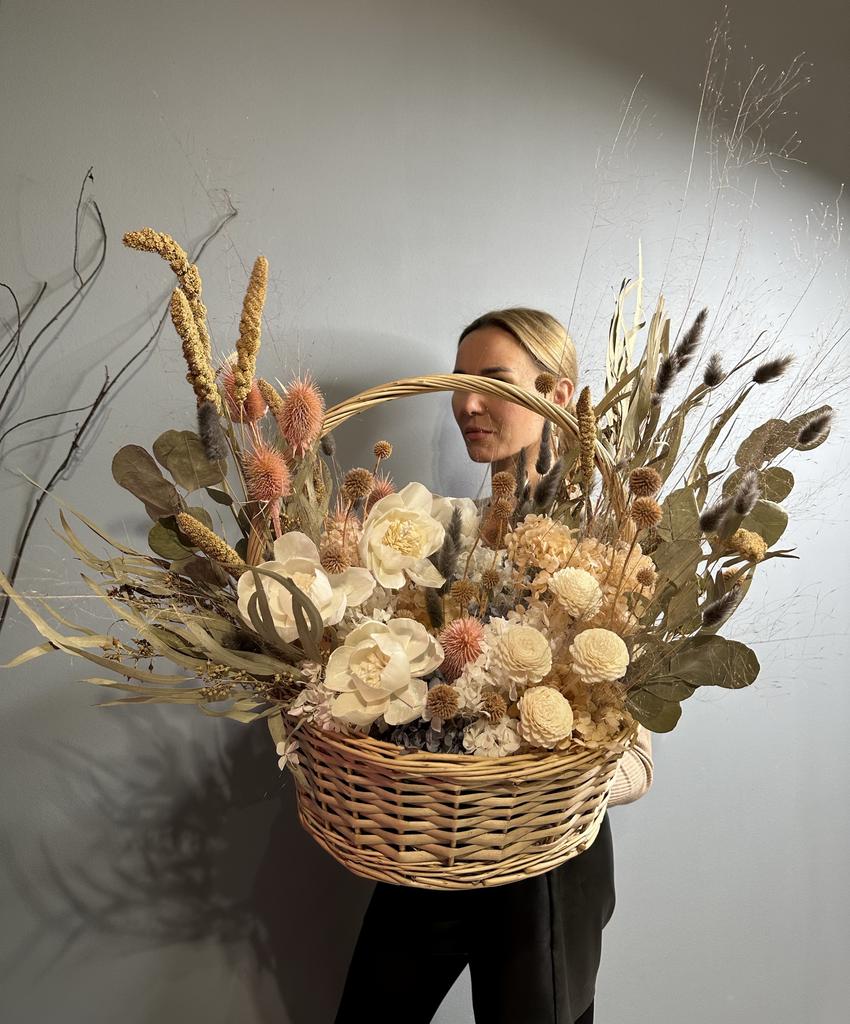 Композиция из сухоцветов в корзине