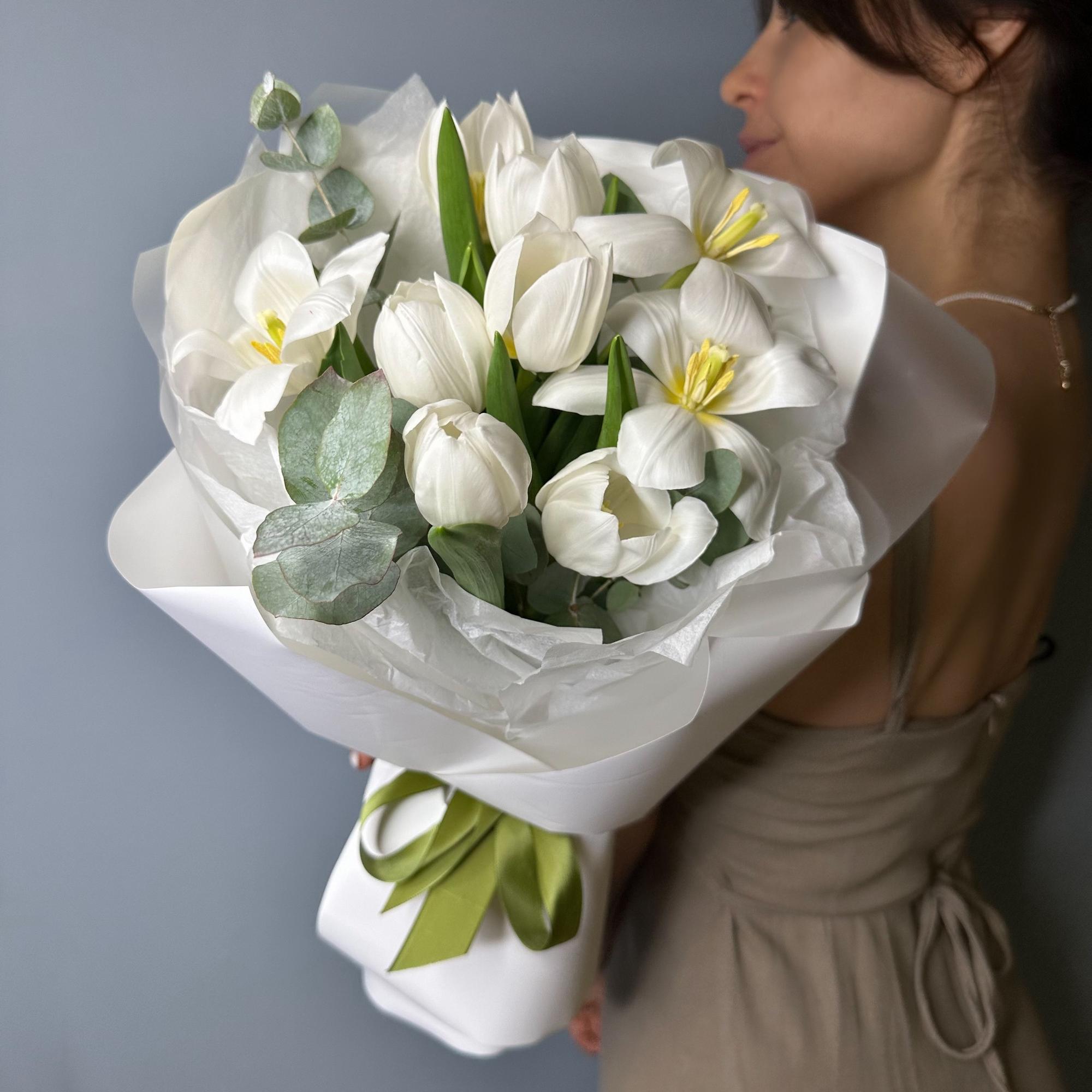 Новелла (Нежный Букет из Белых Тюльпанов и Эвкалипта)
