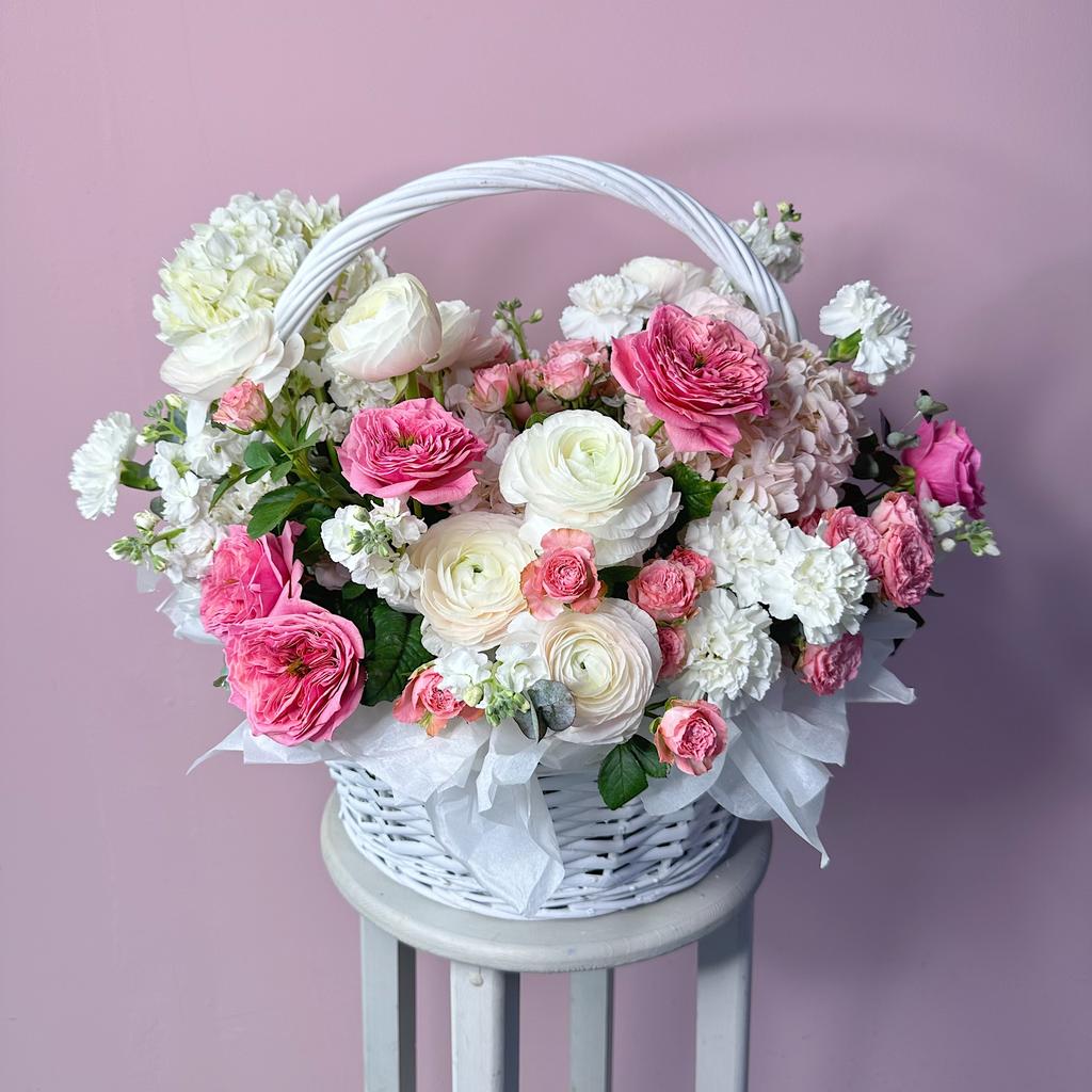 Малика (Букет в корзине с ранункулюсами и пионовидными розами)