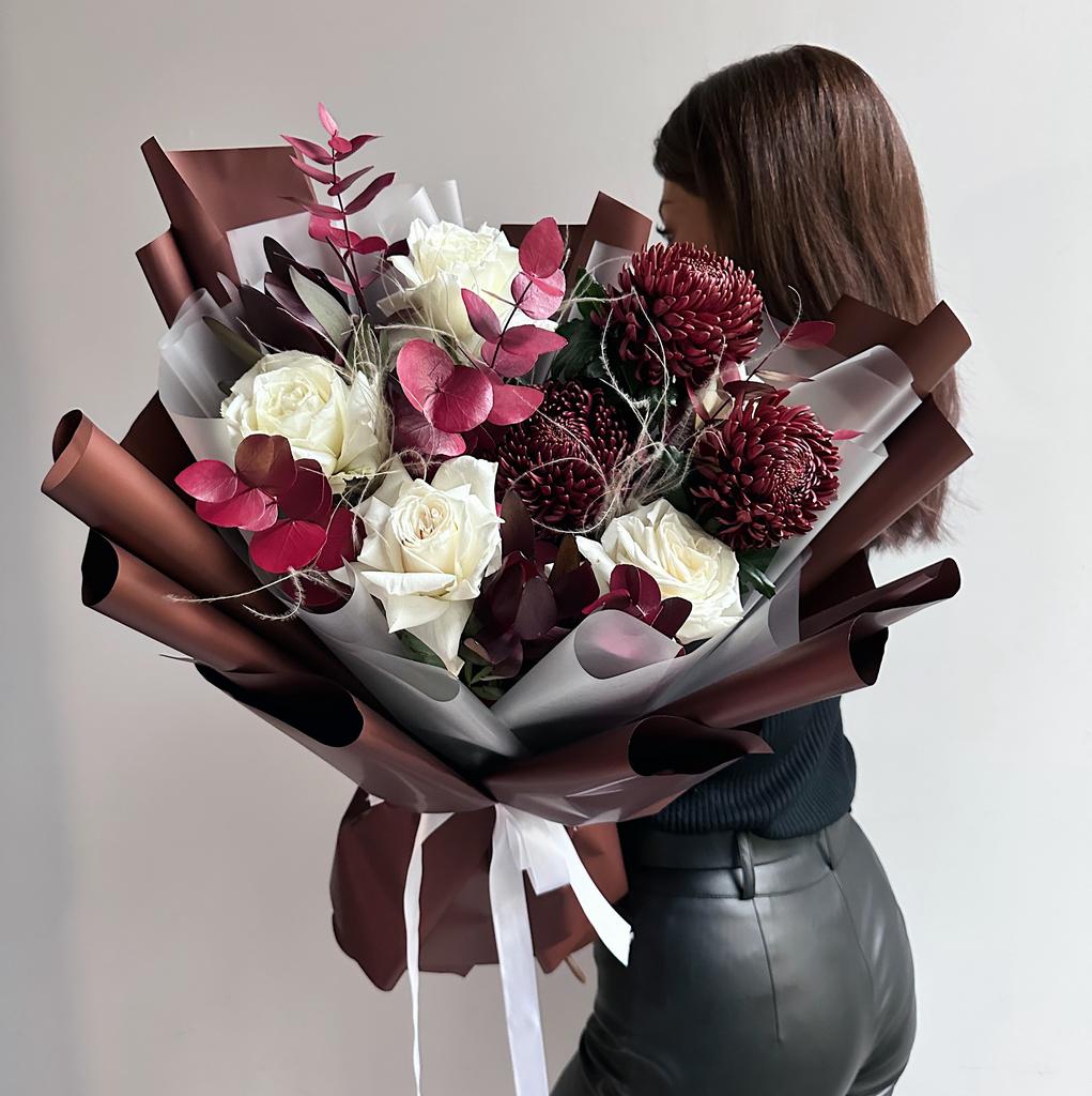 Баккарат (Шоколадные Хризантемы и Скульптурные Белые Розы)