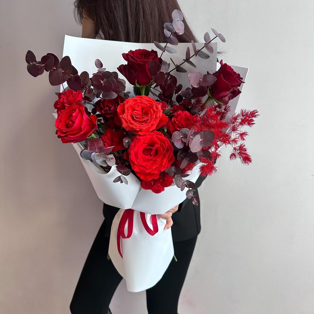 Азая (Букет из Красных Роз и Эвкалипта)