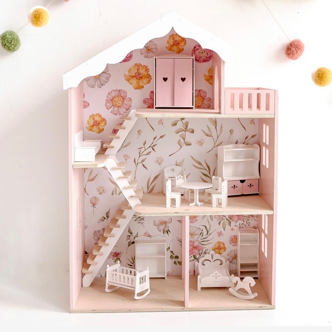 кукольный домик с резной крышей