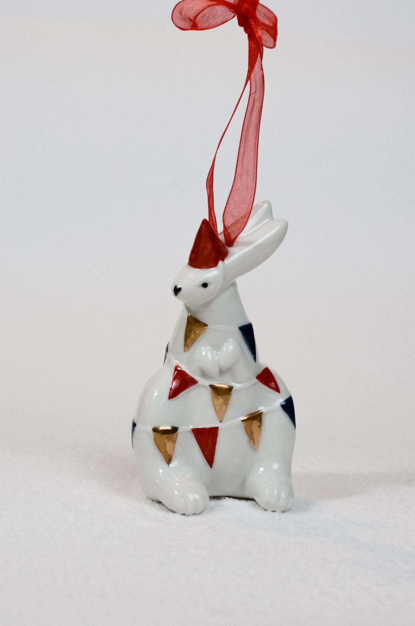 Зайка в гирлянде и колпачке