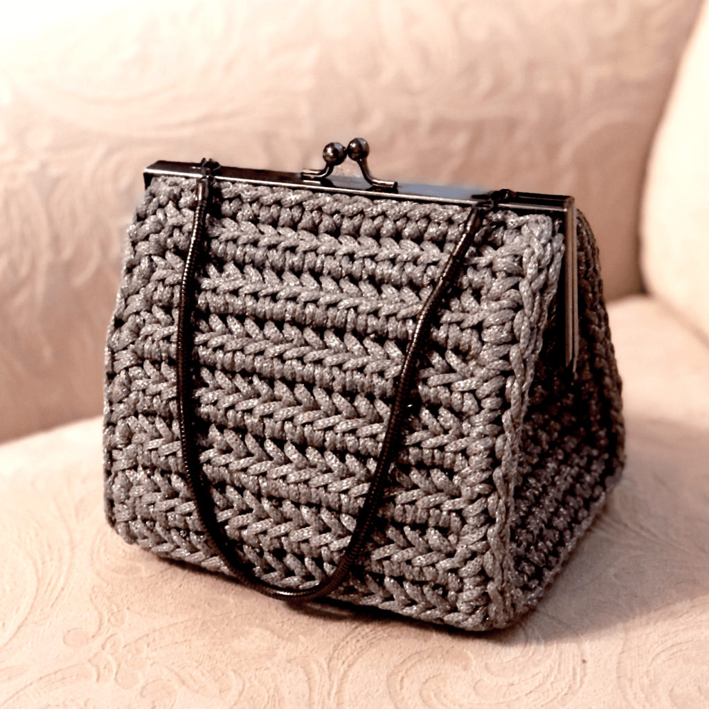 Onalar, ogillar, qizlar porno Men xo‘jayinimning stoli tagiga kirib, uni yaladim.