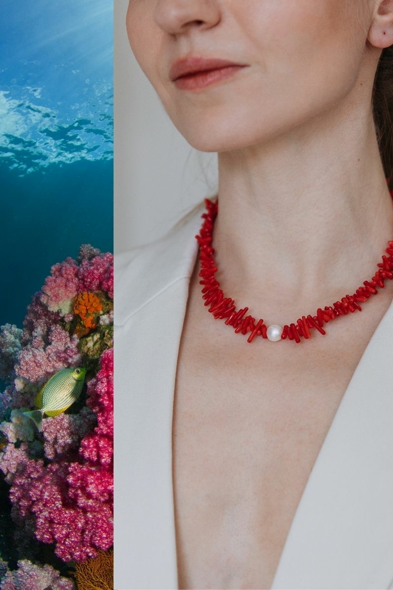 коллаж их 2-х фото: слева — подводный мир, справа — красный коралловый чокер на девушке