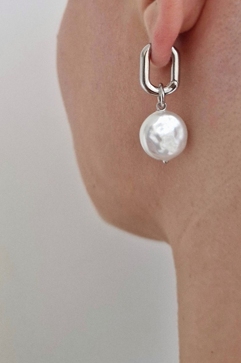 Серьги с жемчугом на девушке