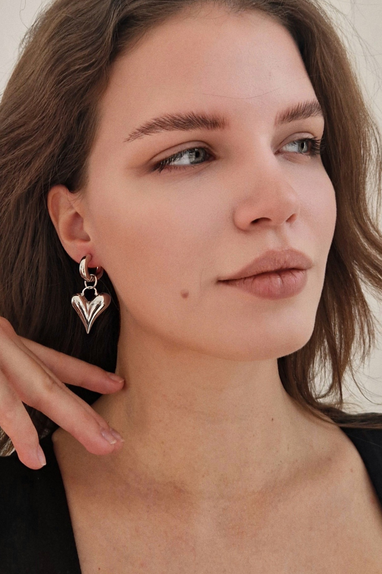 крупные серьги сердечки на девушке