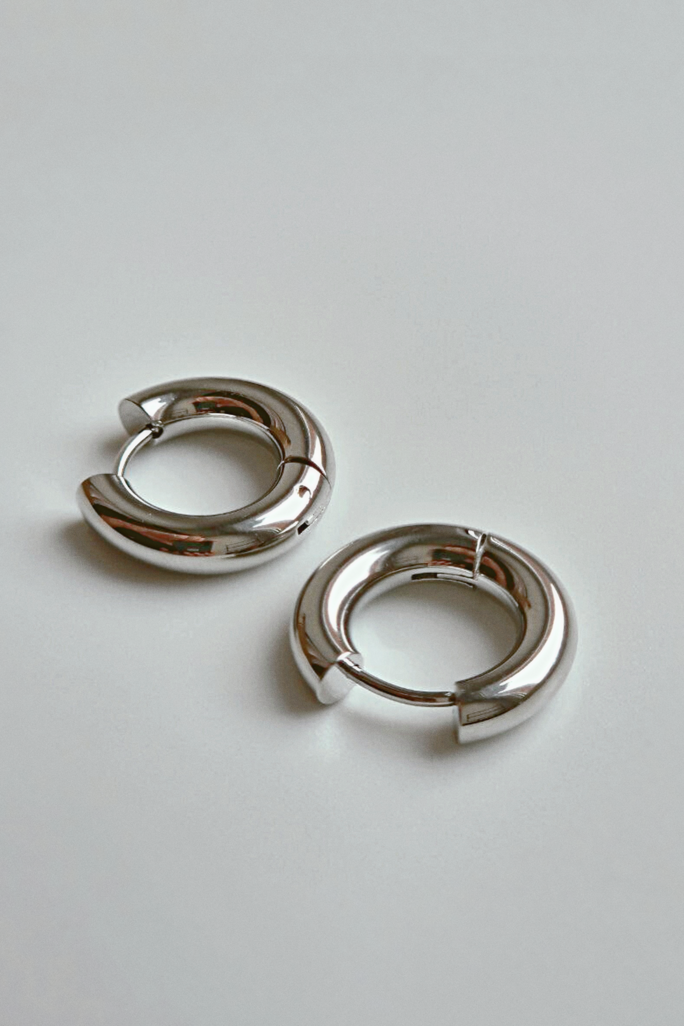 серьги конго серебристого цвета