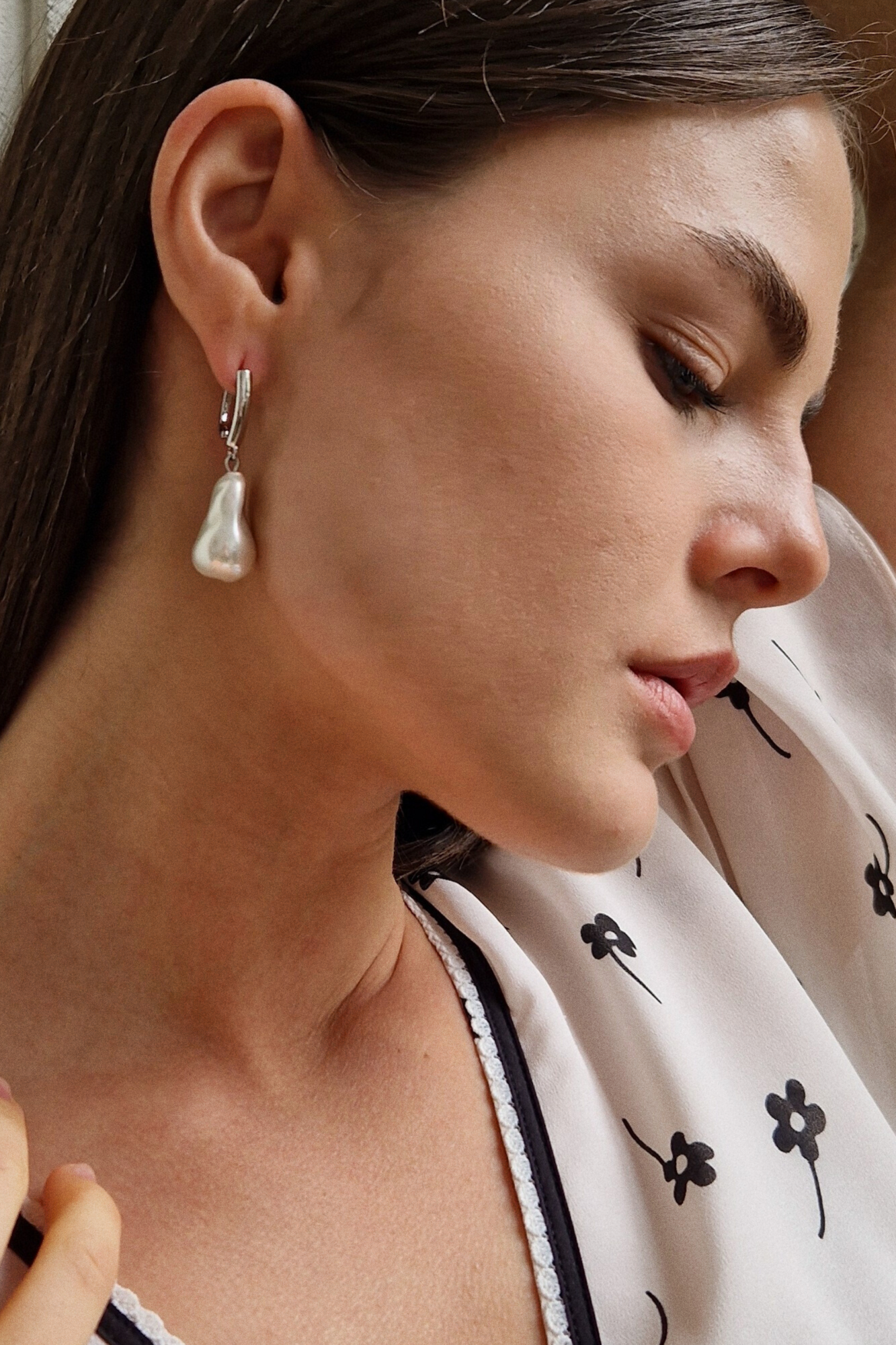 Серьги с жемчугом на девушке