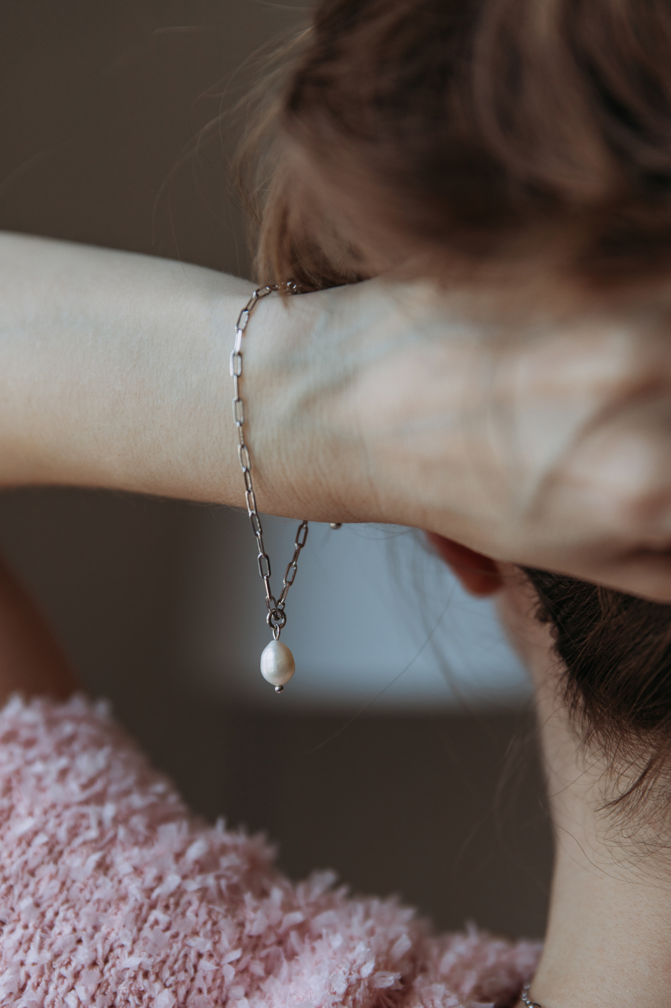 браслет из цепочки с жемчужиной на женской руке