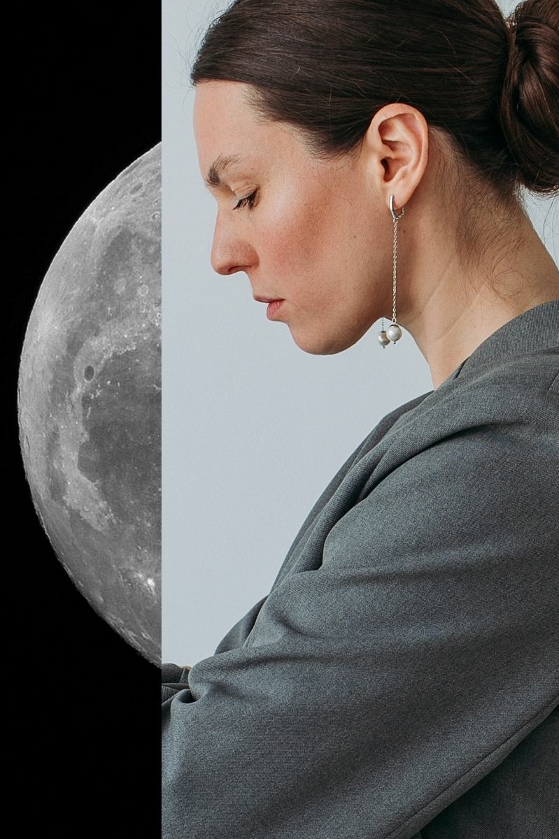 коллаж: слева — луна, справа — длинные серьги цепочки с жемчугом на девушке