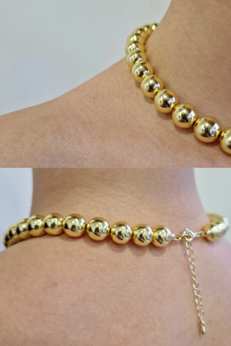 золотистый чокер из гематита на женской шее