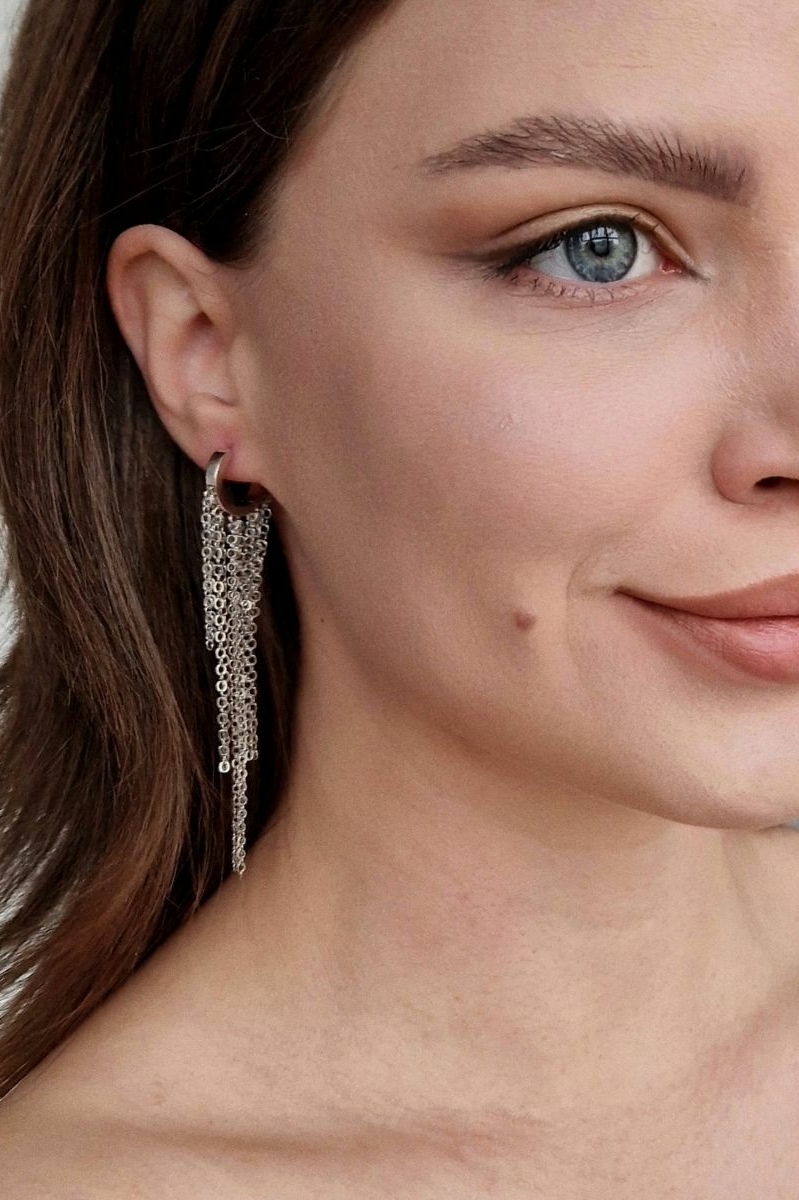 длинные серьги цепочки на девушке