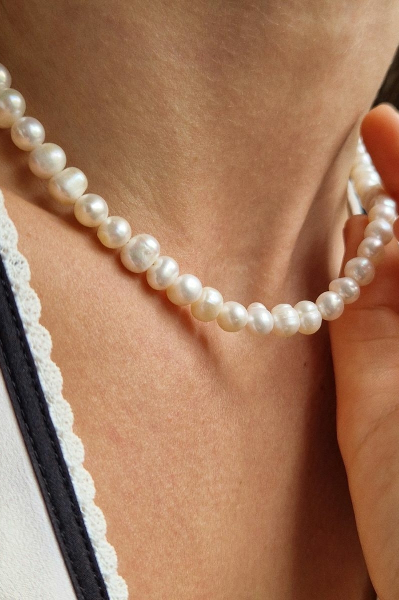 Чокер из натурального жемчуга барочной формы на женской шее