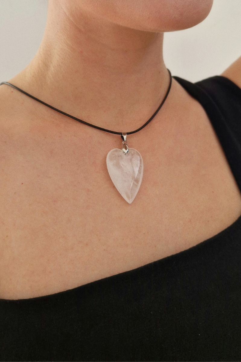 Кулон с сердцем из натурального кварца на шнурке на женской шее