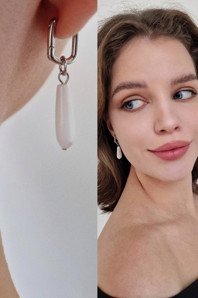 серьги с белым перламутром на девушке