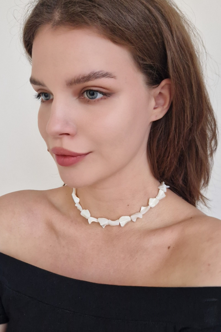 чокер из натурального перламутра на шее у девушки