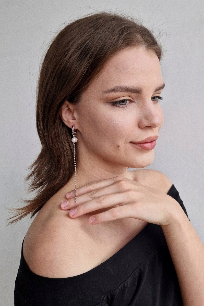 серьги с натуральным жемчугом и длинными цепочками на девушке