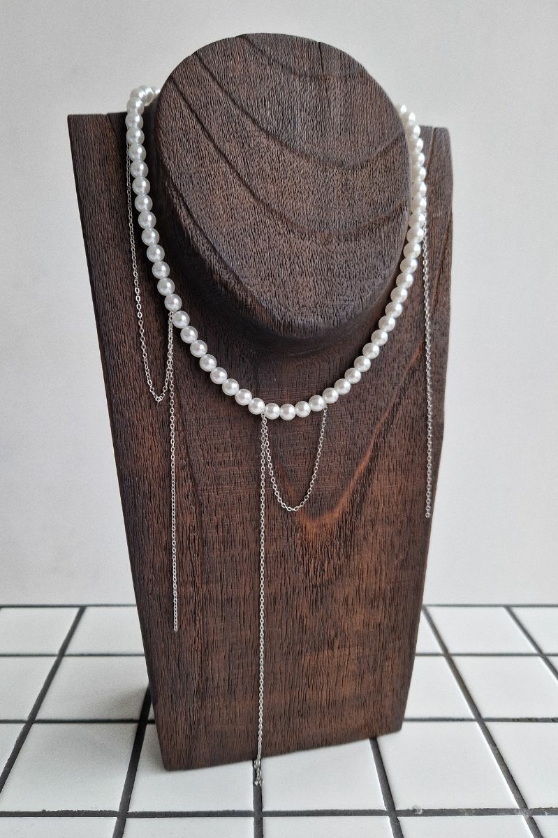 чокер с жемчугом и цепочками