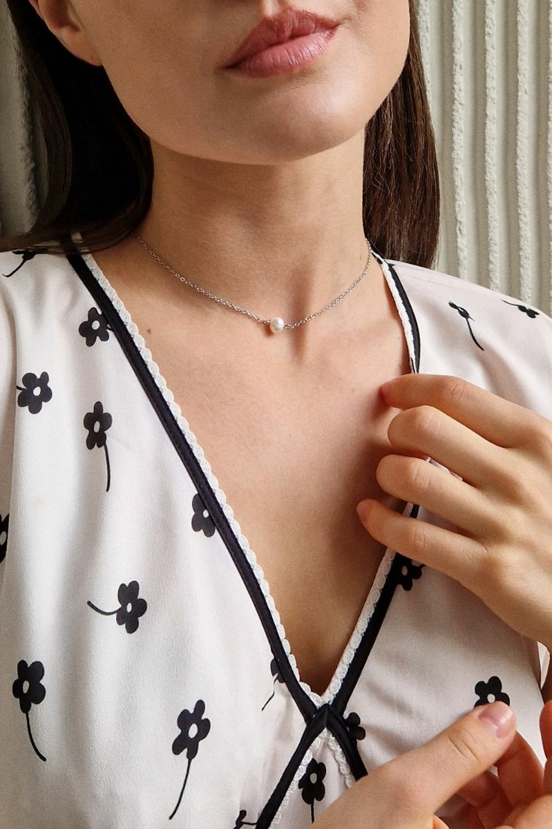 короткая цепочка с жемчужиной на девушке