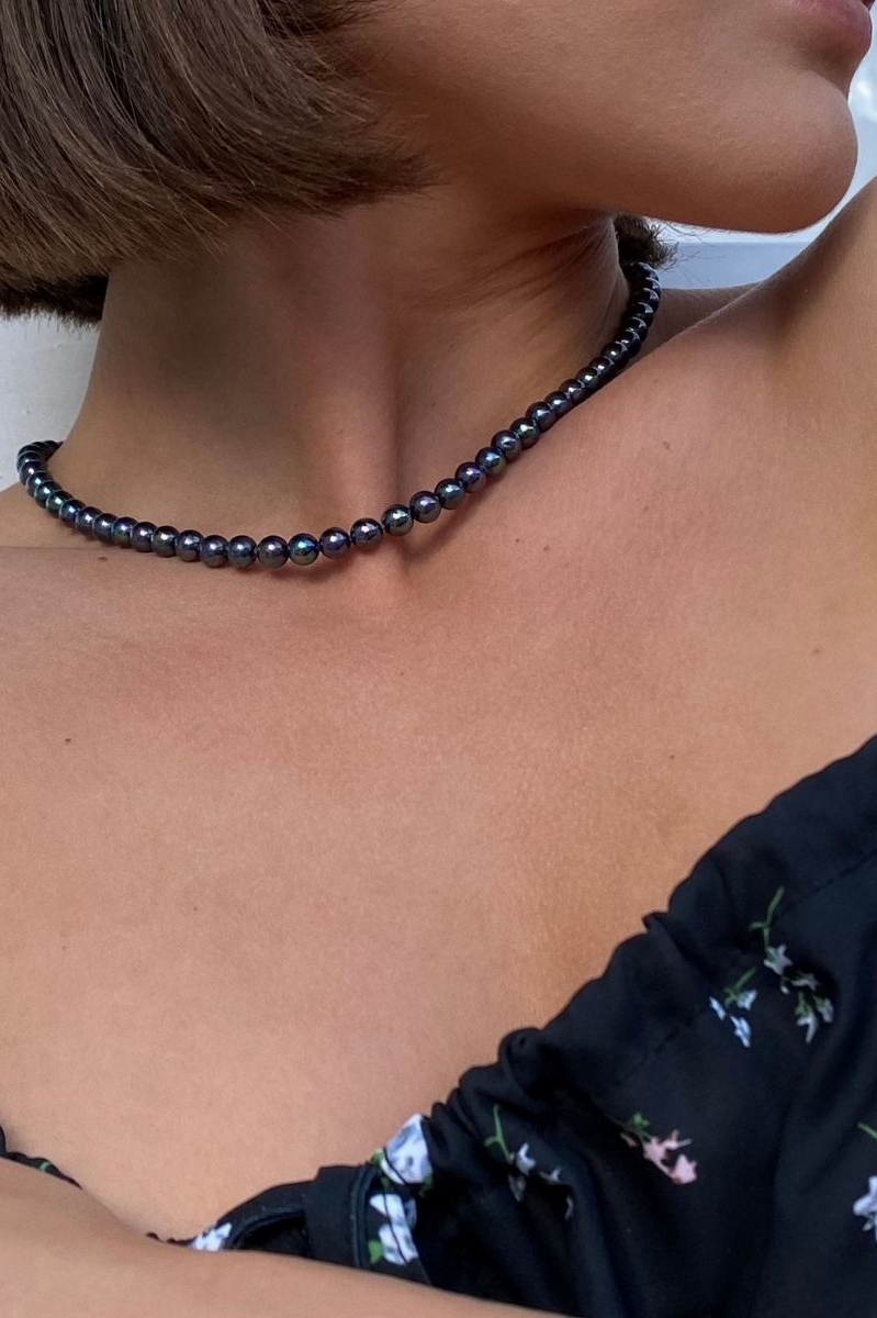 бусы из черного жемчуга на девушке