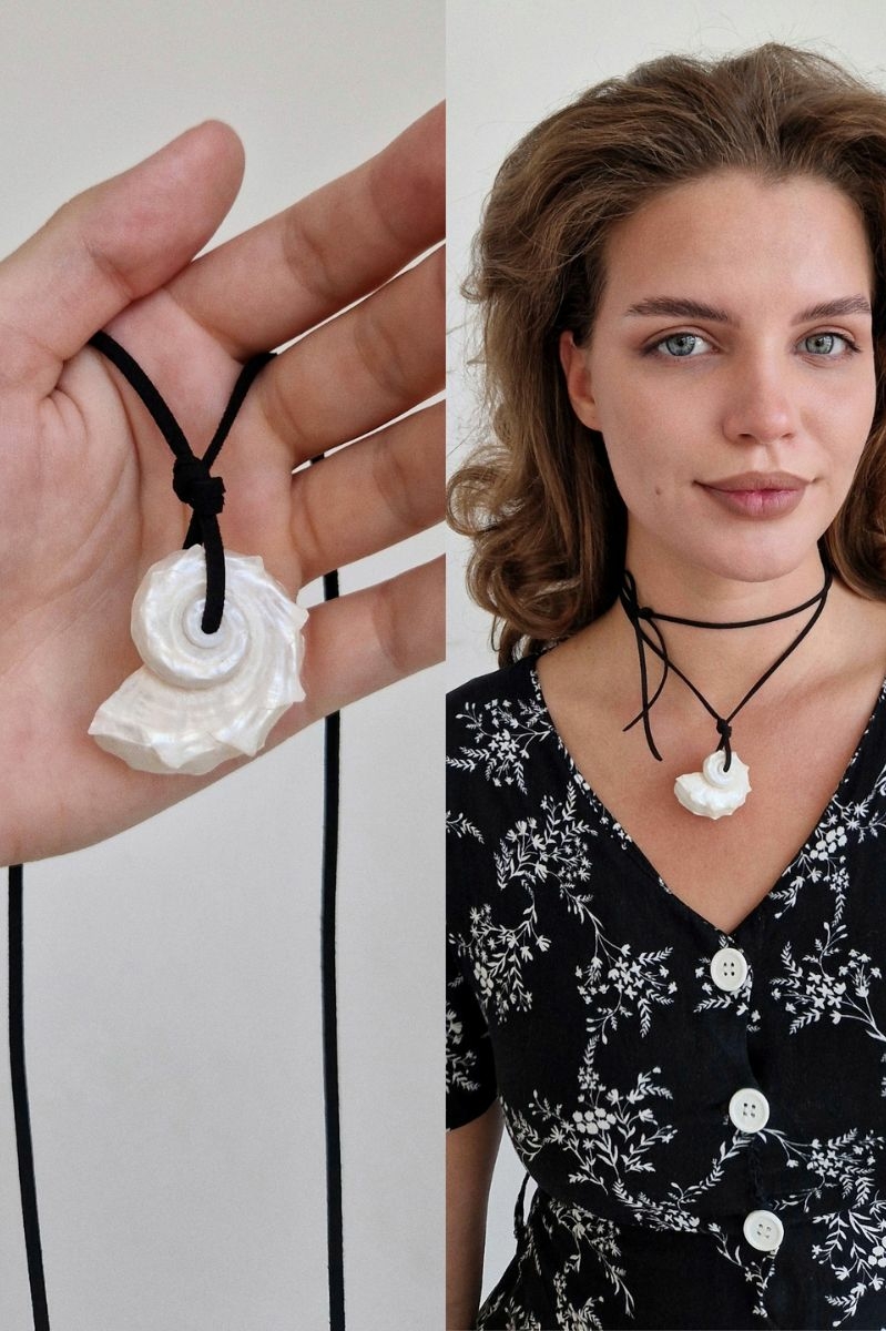 коллаж из 2х фото: слева ракушка на шнурке крупным планом, справа ракушка на шее у девушки