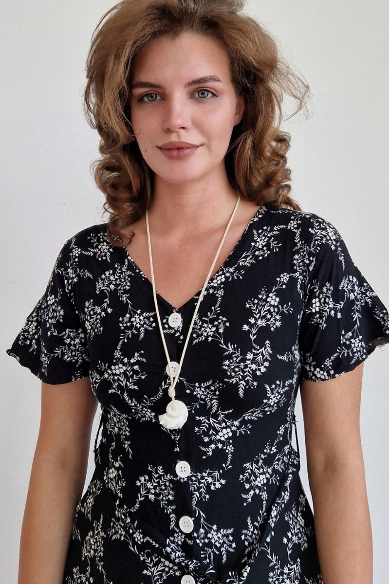 ракушка на шнурке на шее у девушки