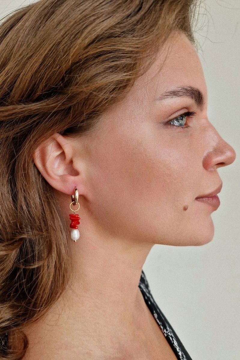 Серьги с кораллом и жемчугом на девушке