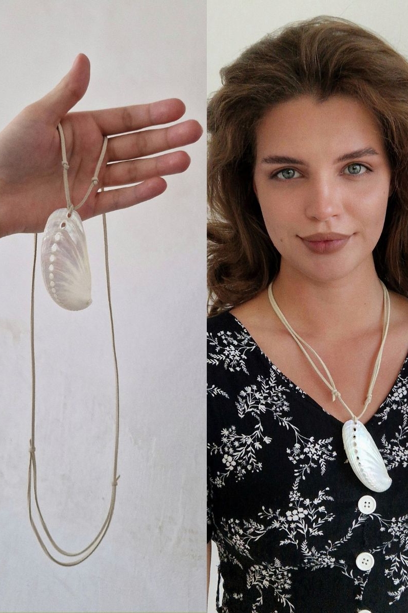 ракушка на шнурке на шее у девушки