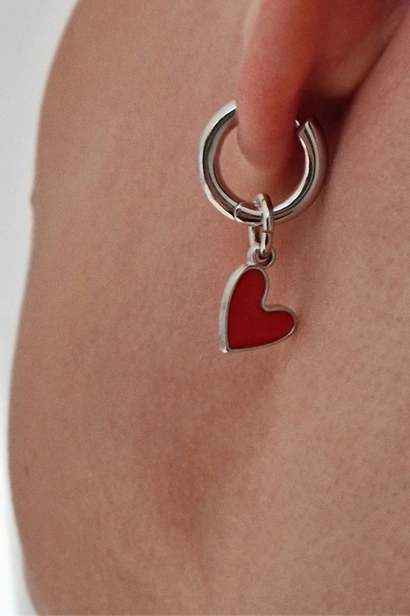 серьги конго с подвесками сердечками на женском ухе
