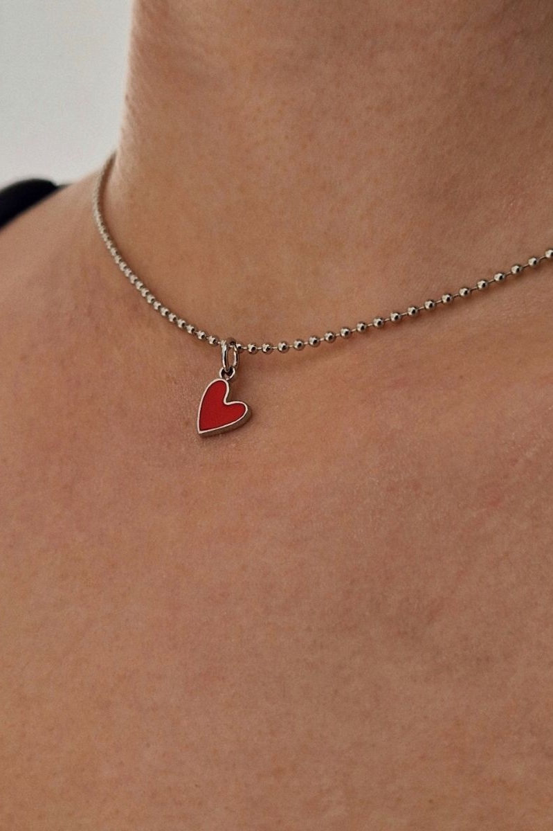 цепочка с шариками с подвеской сердечком из эмали на женской шее