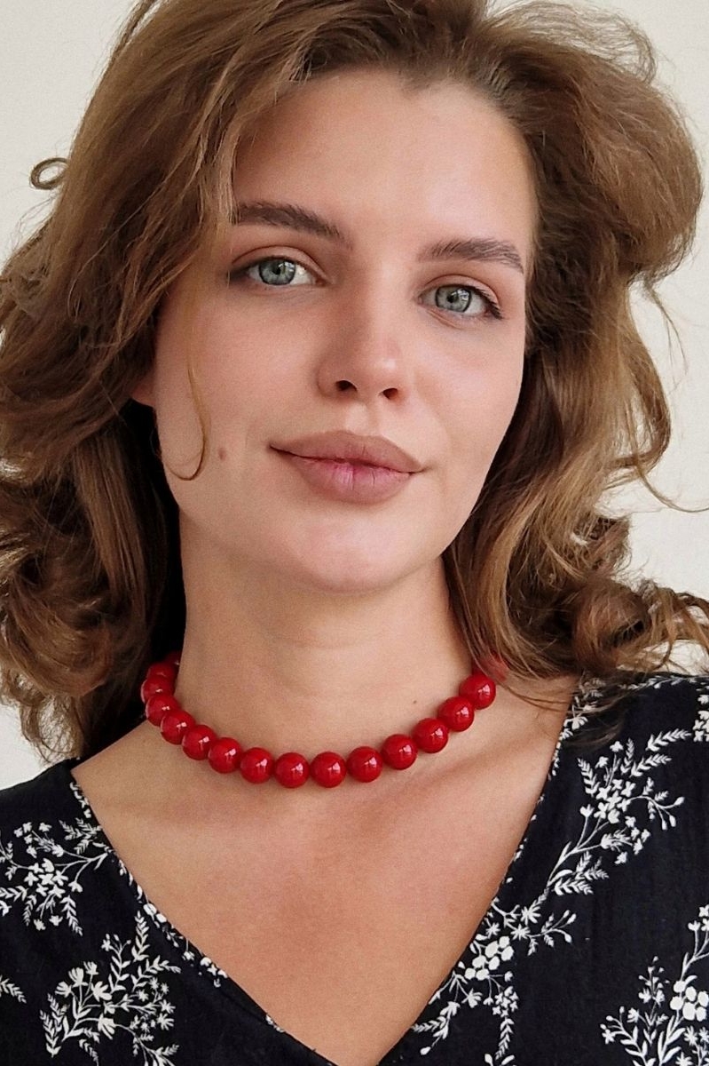 красные бусы на девушке