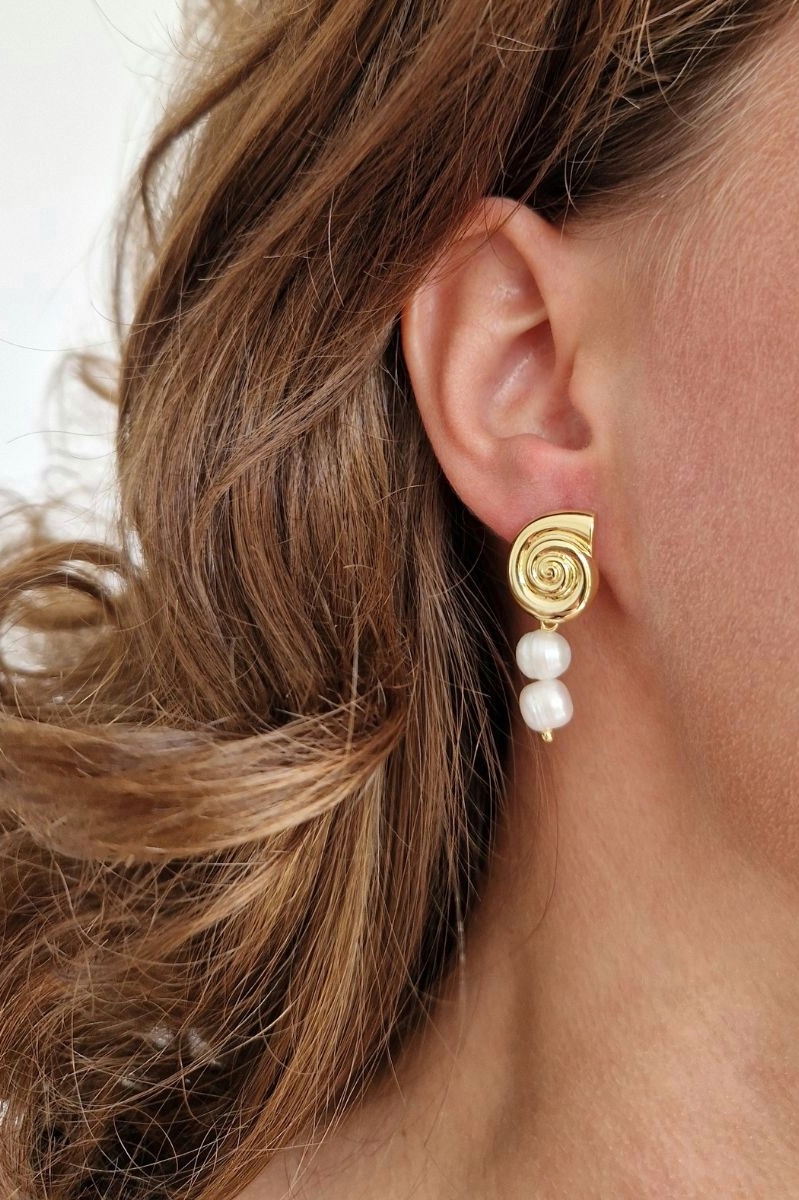 серьги в форме ракушки с натуральным жемчугом