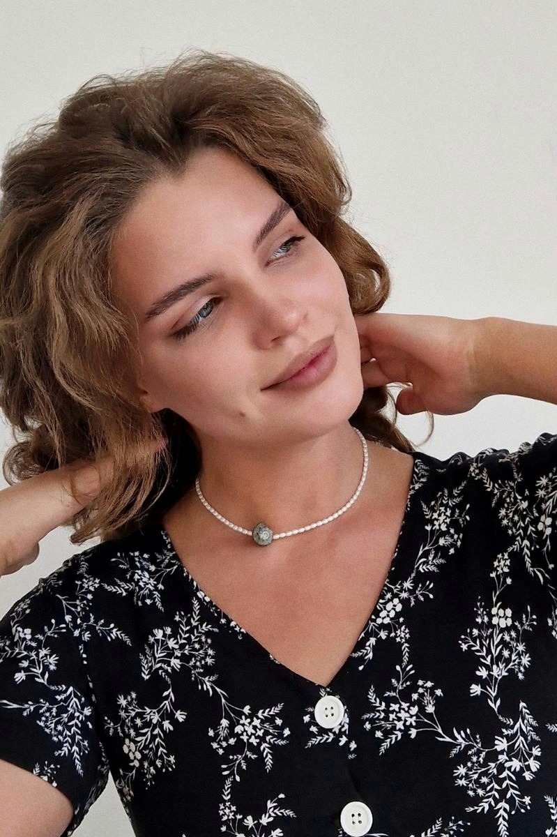 бусы из жемчуга с ракушкой