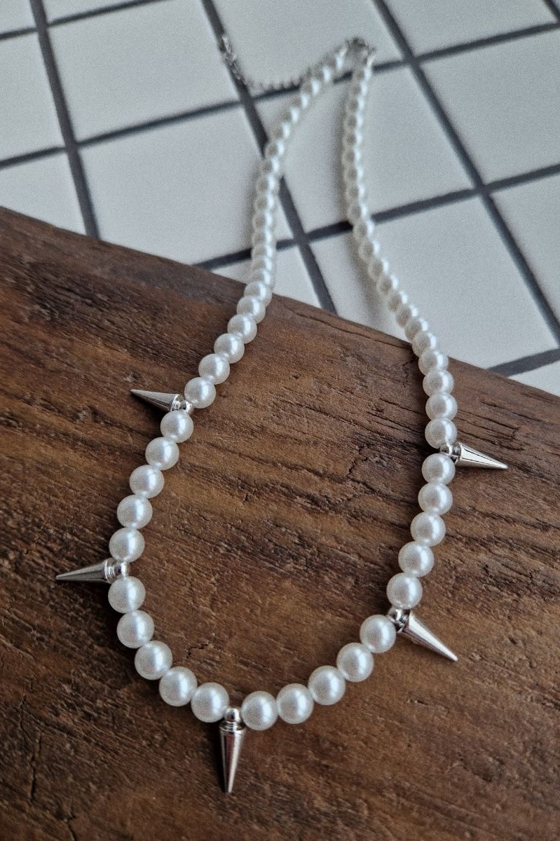 чокер с шипами