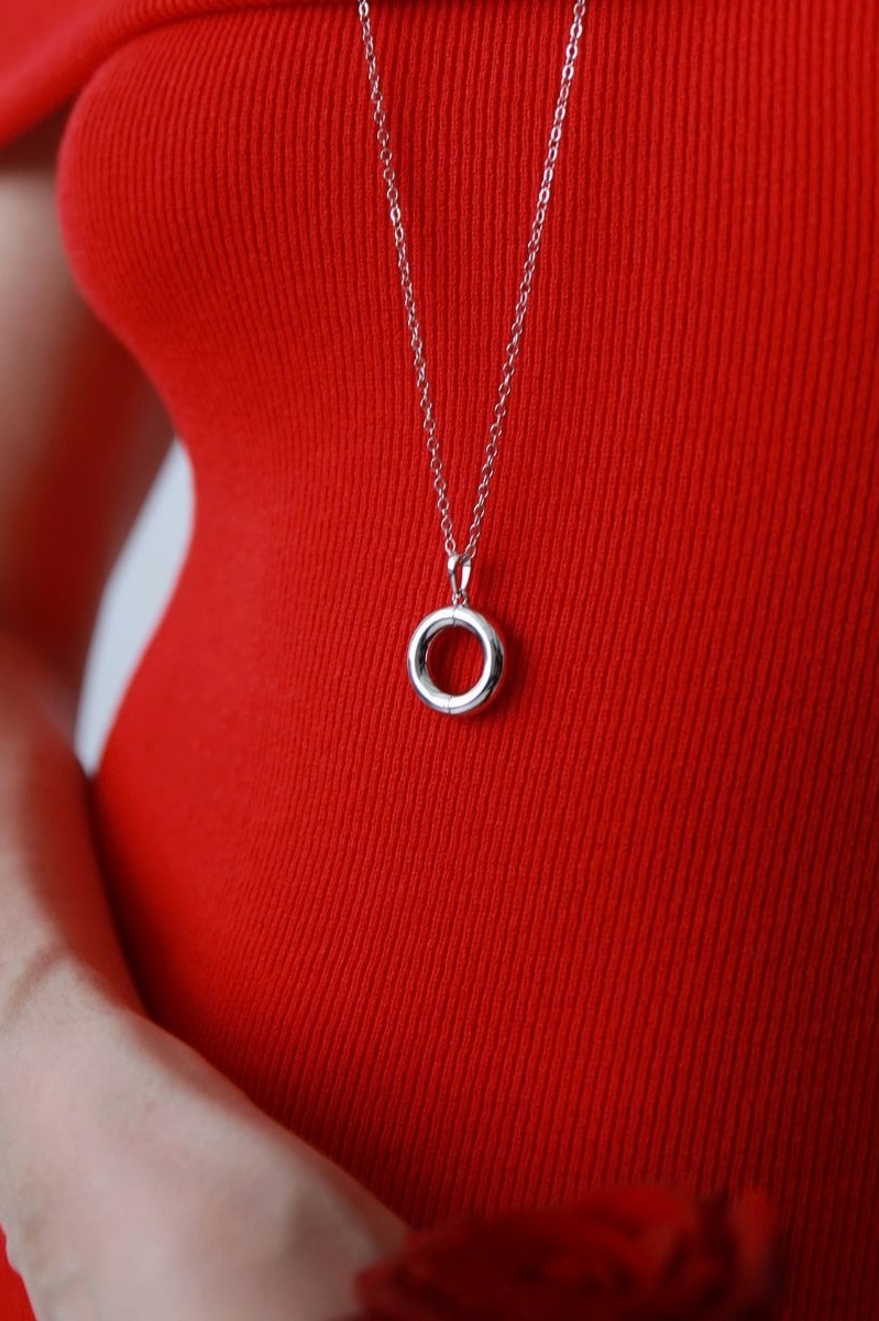 длинная цепочка с круглой подвеской